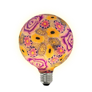 神戸にあるGrand Mirrors HollywoodのB810クラシックな丸型ライト電球には、花のデザインが施されています。