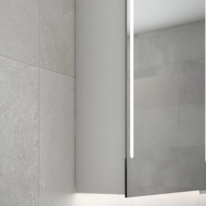 奈良にある照明付きキャビネットミラーは、壁との隙間がなく美しく設置されています。