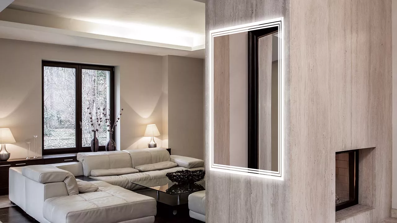 大阪のモダンなリビングルームのコンパクトな空間に、レザー張りのソファセットとスタイリッシュな前面発光ミラーが設置され、洗練された雰囲気を演出しています。